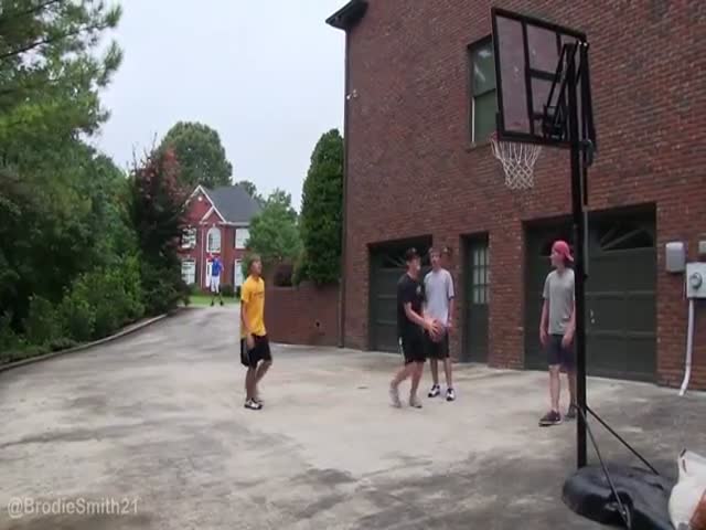 Epic Game of HORSE – Basketball vs Frisbee 