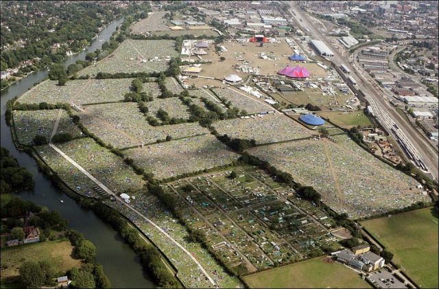 Music Fans Leave Behind a Mass of Mess in Reading