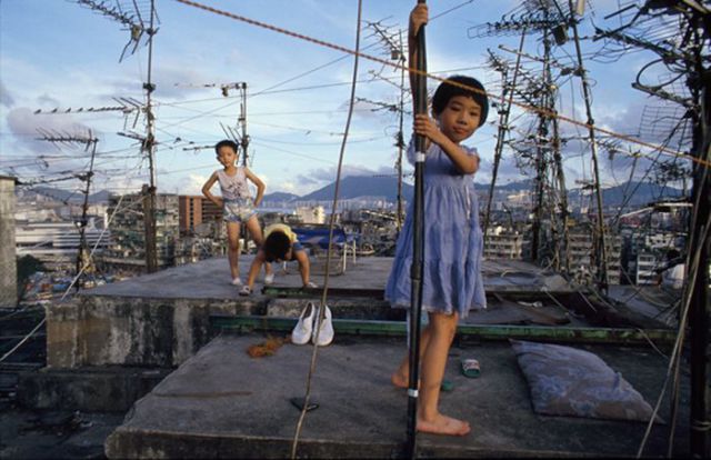 One-of-a-kind Walled City in Hong Kong Is Overflowing with People