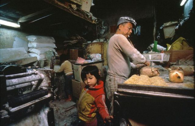 One-of-a-kind Walled City in Hong Kong Is Overflowing with People