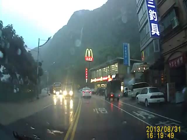 Giant Boulder almost Crushes Car in Taiwanese Rock Avalanche 