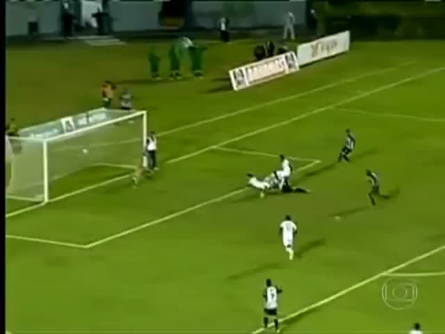 Brazilian Soccer Team Masseur Interrupts Game, Has to Runs for His Life 