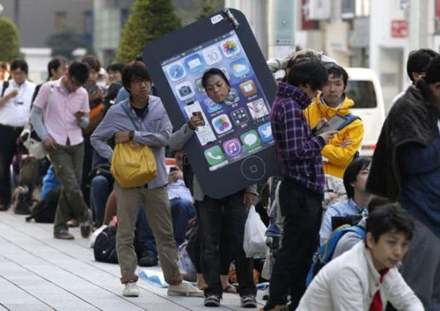 The iPhone 5 Frenzy as People Line Up to Get Theirs First