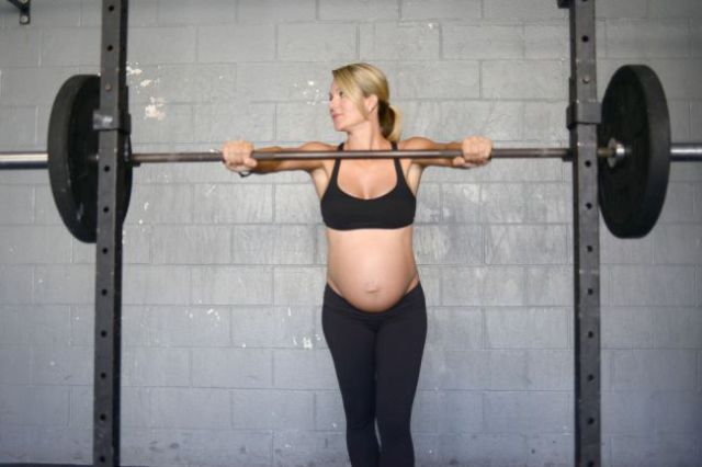 pregnancy-can-t-stop-this-woman-from-weightlifting-26-pics-izismile