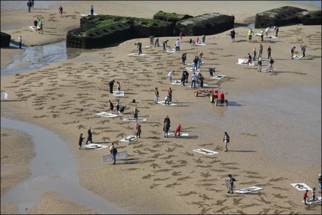 Large-Scale Beach Art Memorialises “D-Day” Soldiers