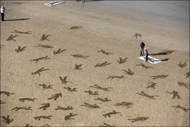 Large-Scale Beach Art Memorialises “D-Day” Soldiers