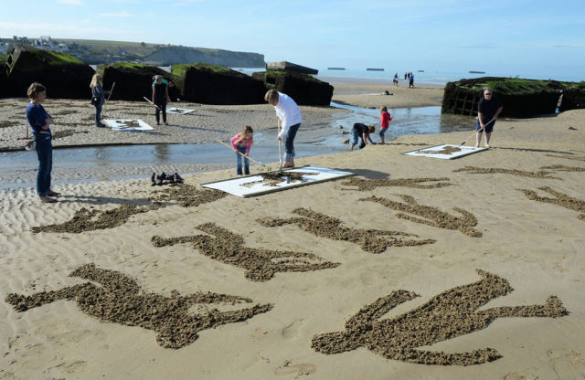 Large-Scale Beach Art Memorialises “D-Day” Soldiers