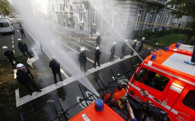 Belgian firefighters Stand-Off Against Riot Police