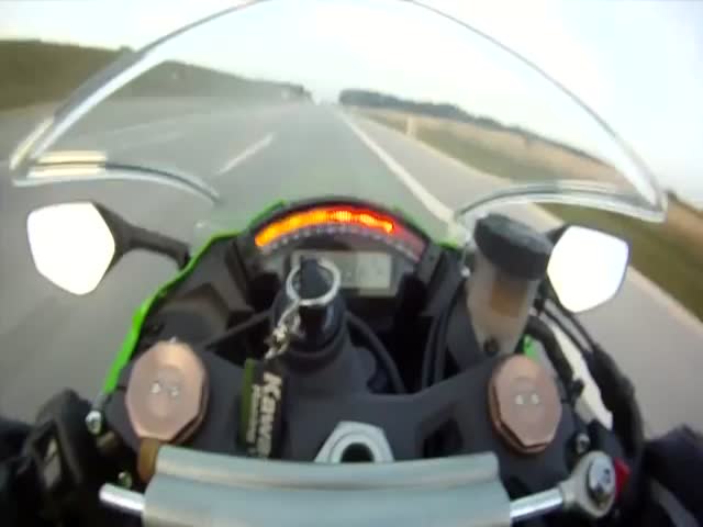 Meanwhile, in Germany: 300 km/h Motorcycle Gets Passed by Audi RS6 
