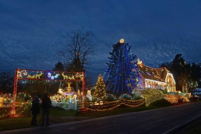 Houses Lit Up by 450,000 Christmas Lights
