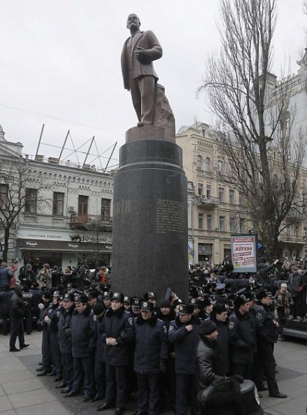 Ukrainians Attack Iconic Lenin Statue with Hammers