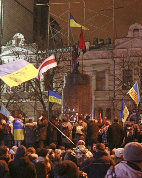 Ukrainians Attack Iconic Lenin Statue with Hammers