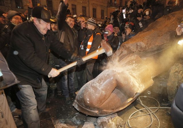 Ukrainians Attack Iconic Lenin Statue with Hammers