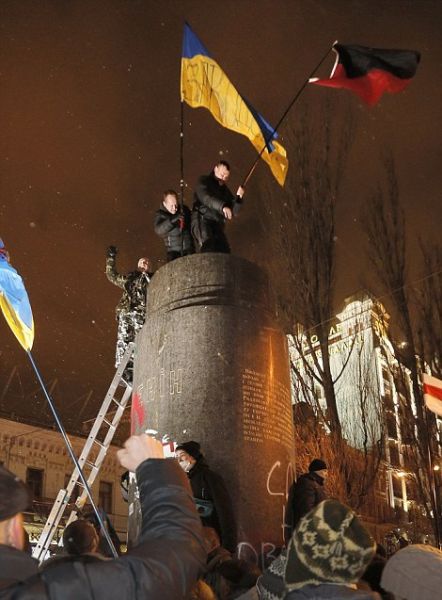 Ukrainians Attack Iconic Lenin Statue with Hammers