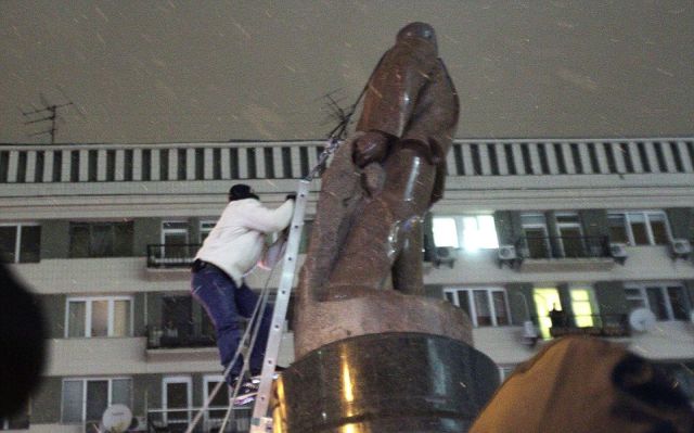 Ukrainians Attack Iconic Lenin Statue with Hammers