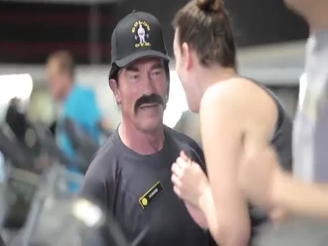 Schwarzenegger Goes Undercover at Gold's Gym 
