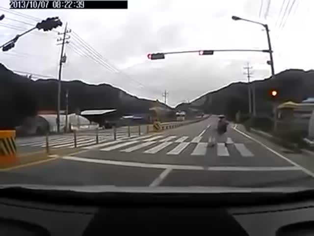 South Korean Good Guy Driver Saves Life of Pedestrian  (VIDEO)