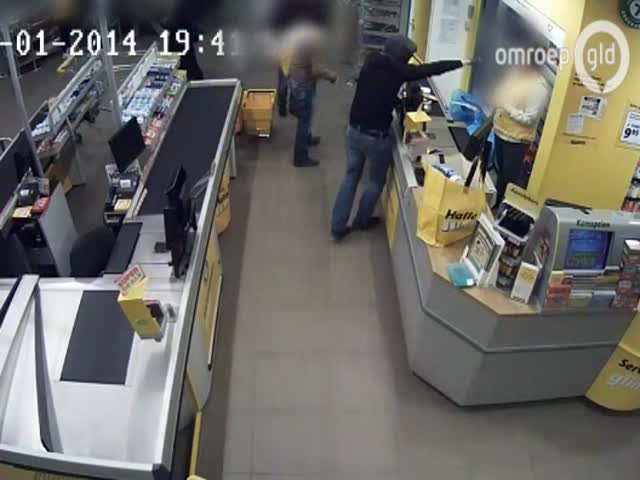 Armed Robber Forced to Run Away Thanks to Brave Shoppers  (VIDEO)