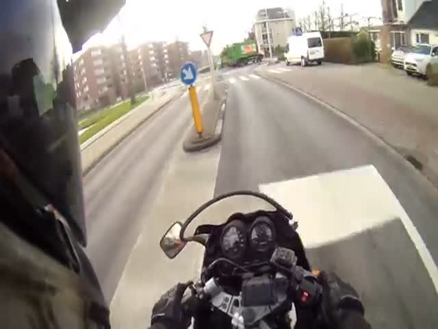 Good Guy Motorcycle Rider to the Rescue  (VIDEO)