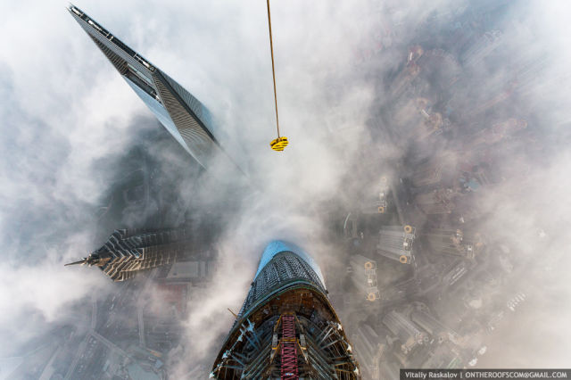 2 Russian Daredevils Climb the Shanghai Tower