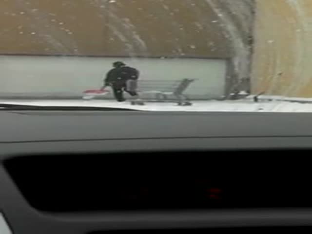 How They Shovel Snow at Wal-Mart  (VIDEO)