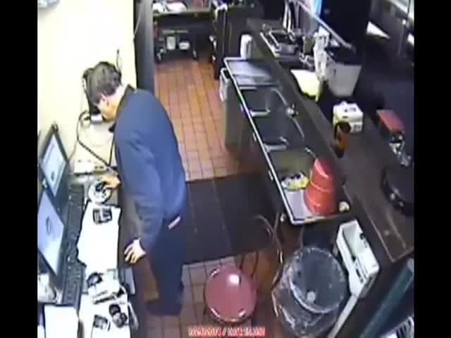 Pizza Hut Manager Caught Taking a Nasty Break  (VIDEO)