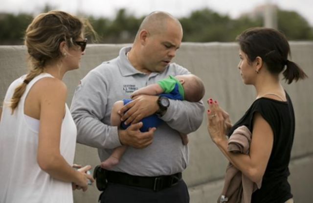 Strangers Come to a Baby’s Rescue on Jammed US Expressway