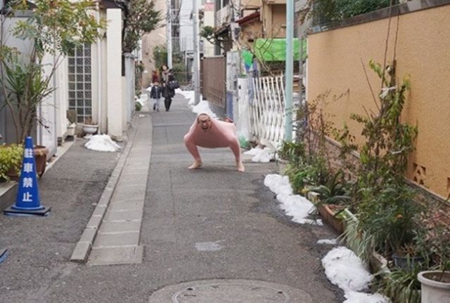 Japanese Man Shows Us How to Use a Single Sweater to Keep Warm
