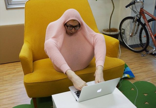 Japanese Man Shows Us How to Use a Single Sweater to Keep Warm