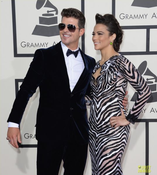 Robin Thicke’s Amusing “Ken Doll Arms” Pose