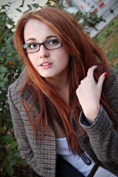 A Few Hot Girls Who Make Glasses Look Sexy (3