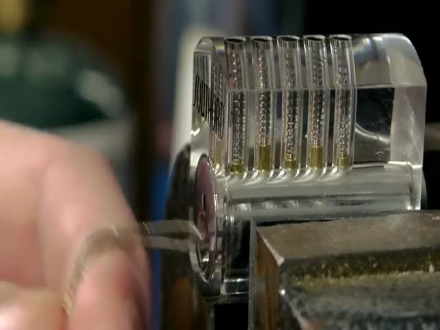How to Pick a Lock with Hairpins  (VIDEO)