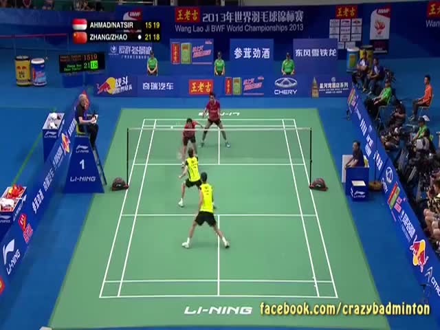 Crazy Badminton Smashes Rally  (VIDEO)