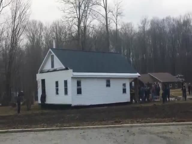 How Many Amish Does It Take to Pick Up and Move a House?  (VIDEO)