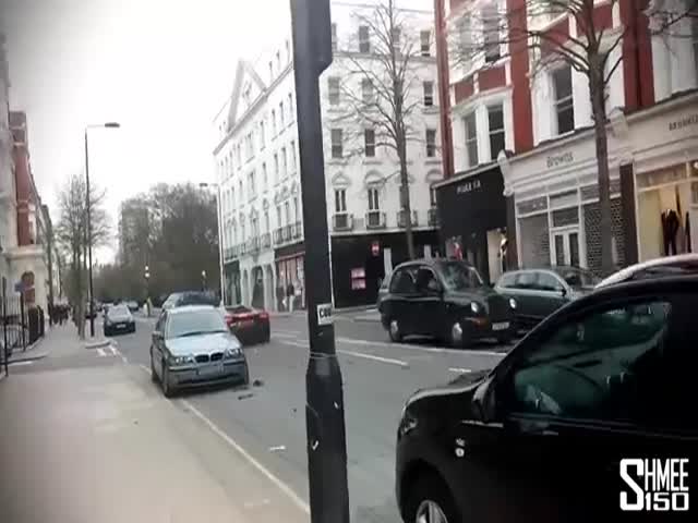 Lamborghini Aventador LP700-4 Crash Caught on Camera in London  (VIDEO)