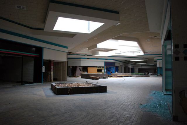 Interesting Pictures of American Abandoned Malls