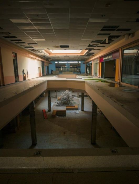 Interesting Pictures Of American Abandoned Malls 67 Pics