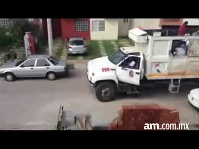 Picking Up Garbage Mexican Style  (VIDEO)