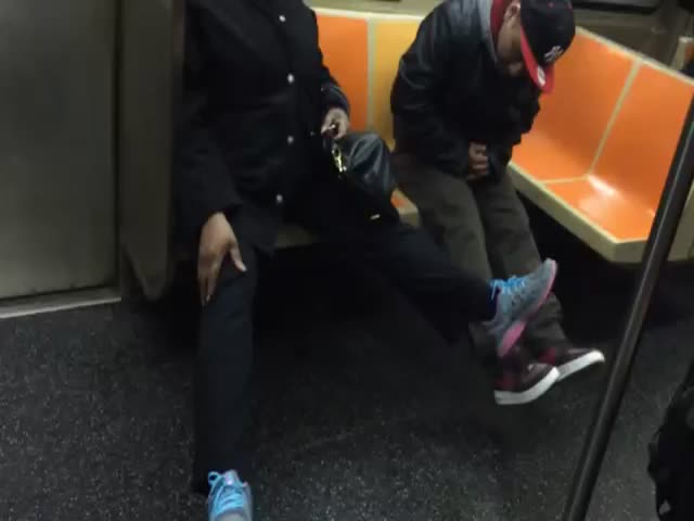 Rat Terrifies New York Subway Commuters  (VIDEO)