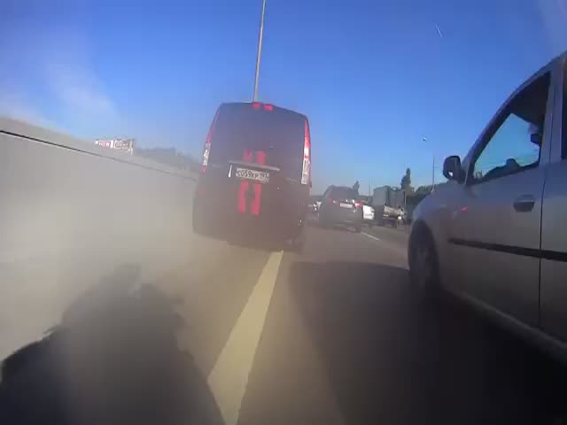 Russian Biker Recklessly Drives to +200 km/h through Traffic Jams 