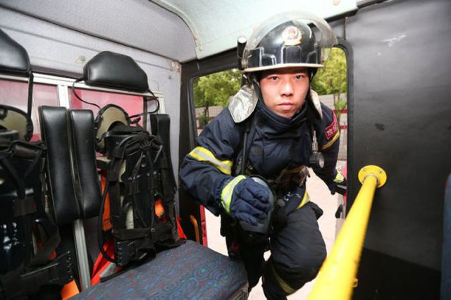 This Chinese Firefighter Has Guts!