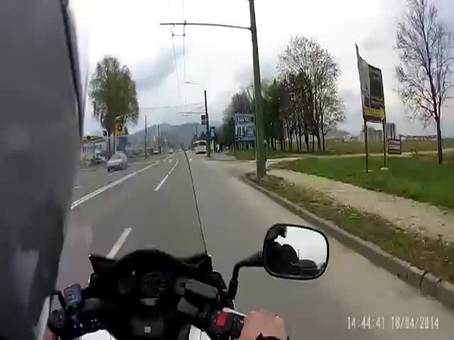 Kind Motorcyclist Helps Stanger Catch the Bus  (VIDEO)