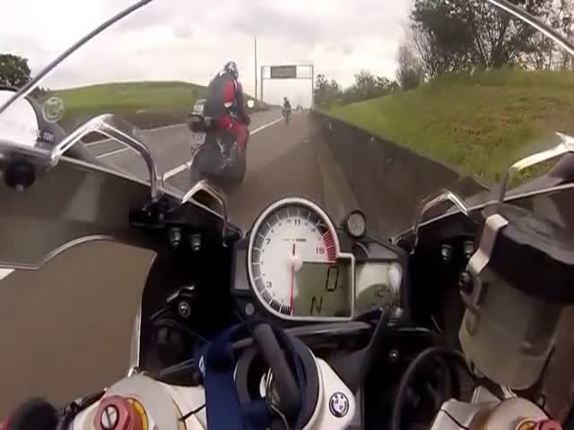 Reckless Racing on Motorbikes at +300 km/h through Traffic  (VIDEO)