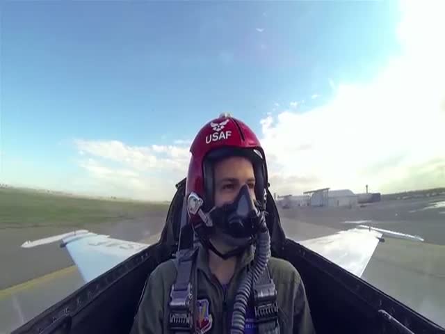 Flying an F-16 for the First Time with the US Air Force Thunderbirds  (VIDEO)