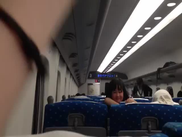 Guy Plays Rock-Paper-Scissors with a Japanese Little Girl on a Train  (VIDEO)