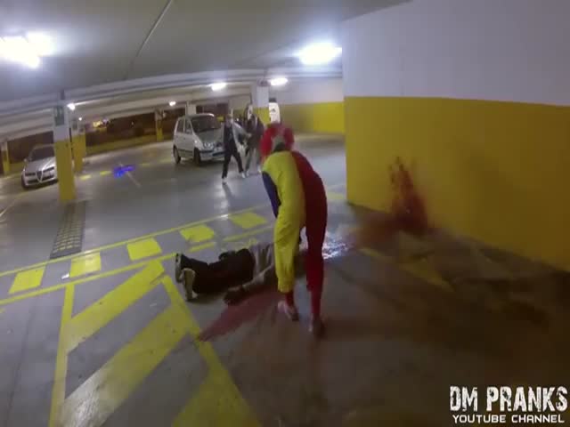 This Killer Clown Scare Prank Is the Most Terrifying Prank Ever  (VIDEO)