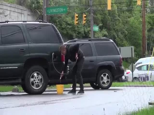 Stealing People's Gas in the Hood Prank  (VIDEO)