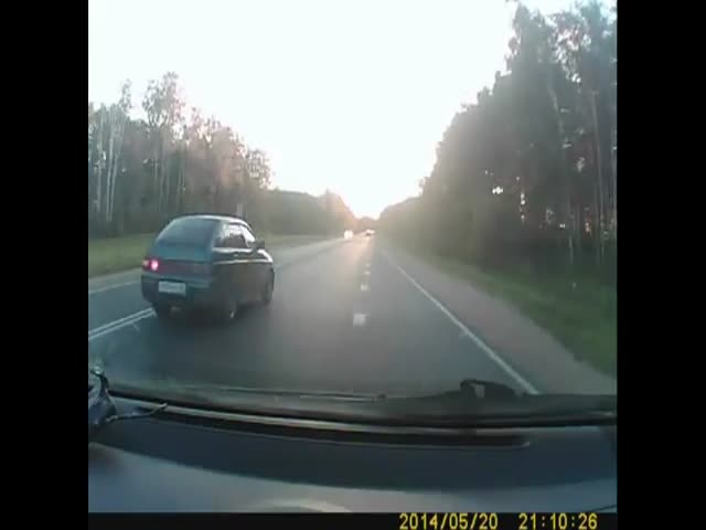 Drunk Car Driver Pushes Police Car Off the Road in Russia  (VIDEO)