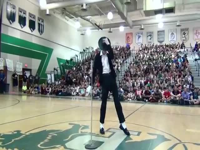 Student Wins School Talent Show with a Mind-Blowing Michael Jackson Dance  (VIDEO)