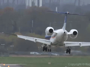 airplane_takeoffs_and_landings_gifs_that_are_terrifying_05.gif